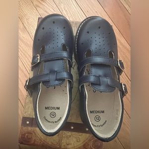 Footmates Girls  Danielle 3, size 12, navy school shoe.